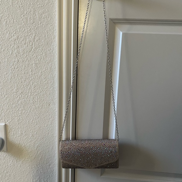 Beautiful Beaded Clutch with Gold and an additional Silver Chain. - Picture 10 of 12